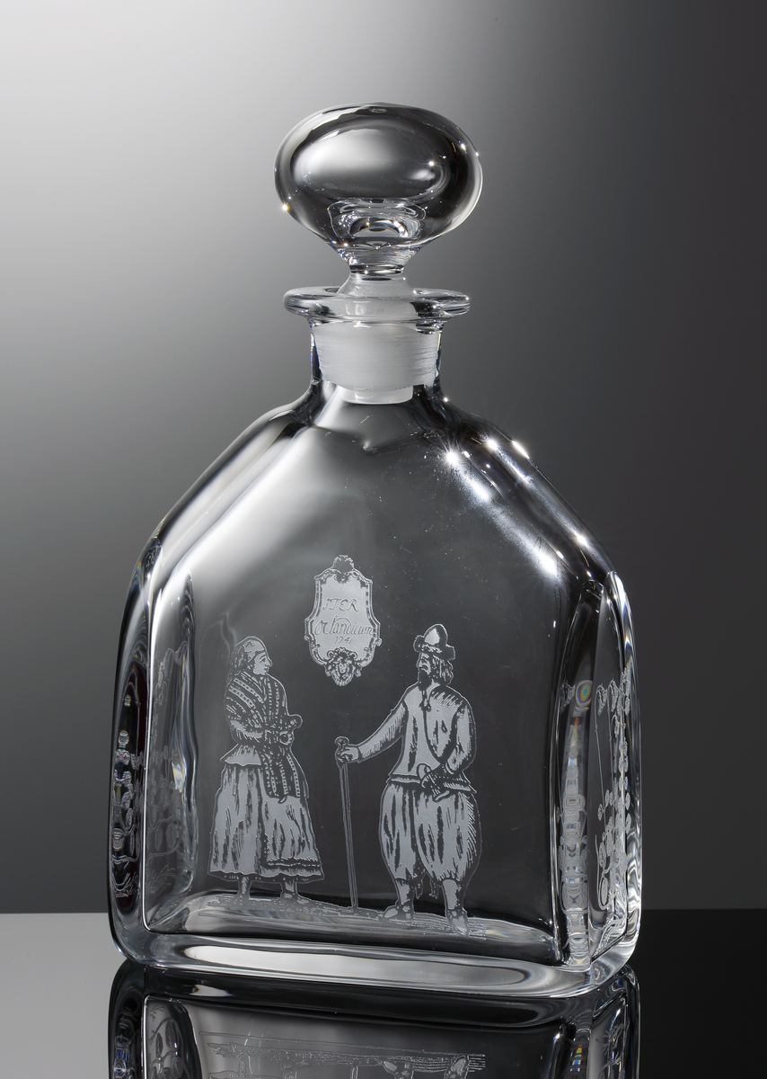 S.k. "Linnéschatull" i trä, innehållande två av tre karaffer med graverad dekor. som knyter an till Carl von Linnés resor till 
Lappland, Öland och Västergötland. Schatullet är tillverkat i 100 numrerade och signerade exemplar. Ett certifikat 
medföljer varje schatull.
Formgivare: Olle Alberius.