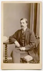 Porträtt på en man i helfigur.