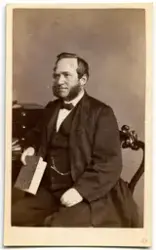 Porträtt på en man i helfigur.