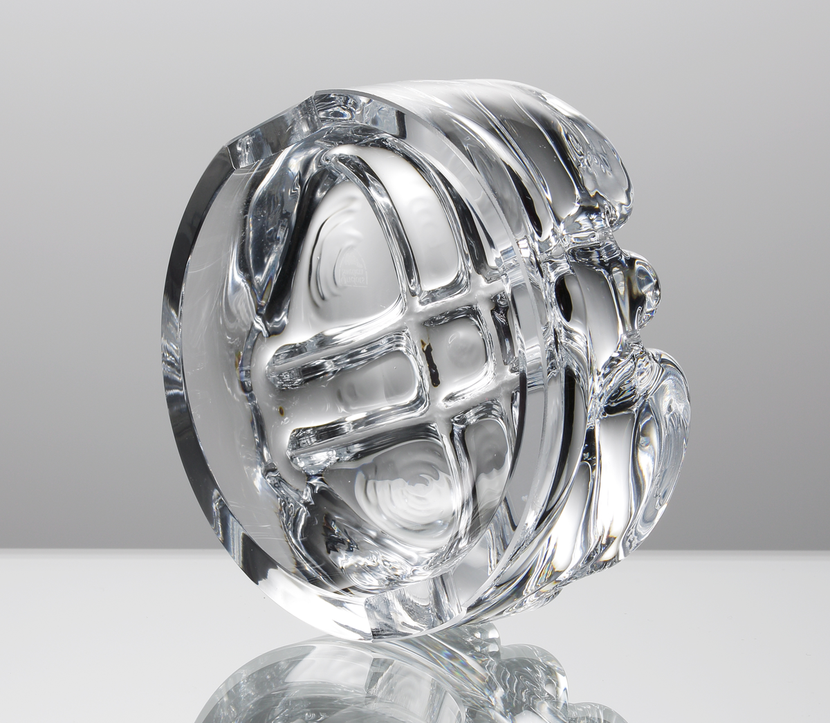 Askfat, rund form, tjockväggig med rutmönster i botten. Två nedsänkningar i kanten för cigaretter,
Formgivare: Olle Alberius.
