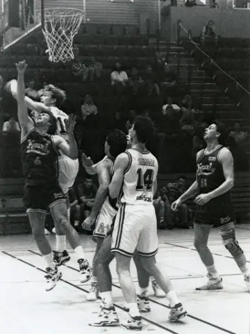 Kvarnby Basket spelar match i Mölndals idrottshus/Aktiviteten, år 1993. Motståndarlag och slutresultat är okända.