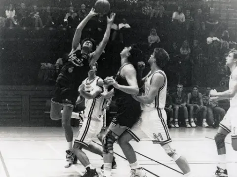 Kvarnby Basket spelar match i Mölndals idrottshus/Aktiviteten, år 1993. Motståndarlag och slutresultat är okända.
