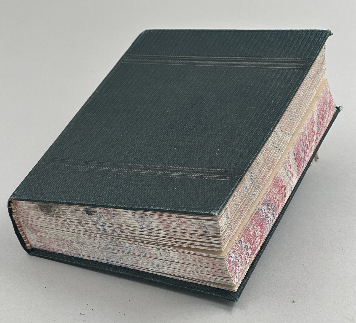 Album med gröna klotpärmar som innehåller en samling visitkort med danska kvinnonamn, en del med pressade växter på. En del är daterade till september och augusti 1862. Har tillhört Artur Hazelius.