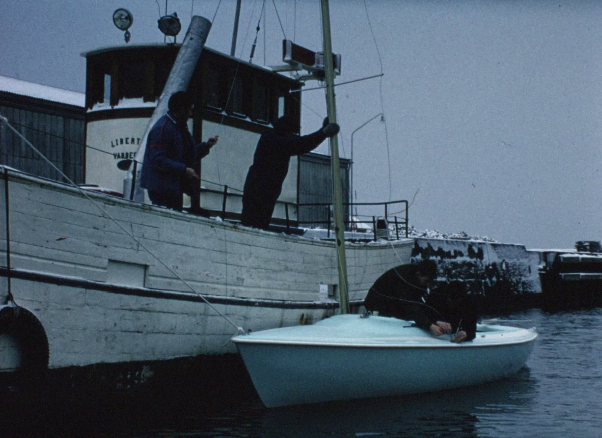 Färgfilm producerad för Monark-Crescent Bolagen AB som marknadsför två båtmodeller från företaget. Den första båten i blickfånget är en MONARK 606, en segelbåt som ritades 1969 av båtkonstruktören och seglaren Pelle Pettersson. I Varbergs innerhamn hjälps två personer åt att sätta segel och förbereda en MONARK 606 för en tur till havs. Båten är förtöjd i en större oidentifierad fiskebåt. MONARK 606 filmas sedan ur olika vinklar. I bakgrunden passerar bland annat Varbergs fästning samt kallbadhus i vinterskrud. Filmer avslutar med en testkörning av en CRESCENT 41 utrustad med utombordsmotor som åker i olika formationer i vattnet.