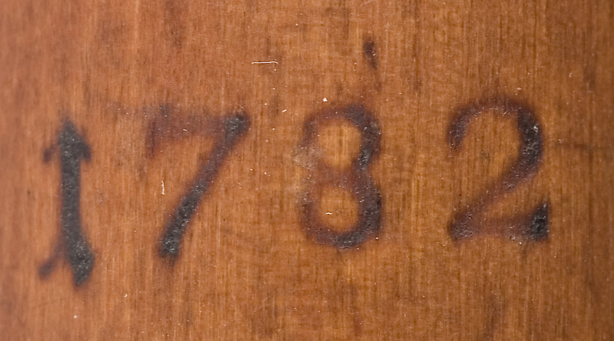 Tvärflöjt i buxbom med hornringar. 4 delar. Konisk form och svarvade vulster. Sprickor i fot och nedre mellanstycke. 1 klaff med vulstlagring och kvadratisk platta.