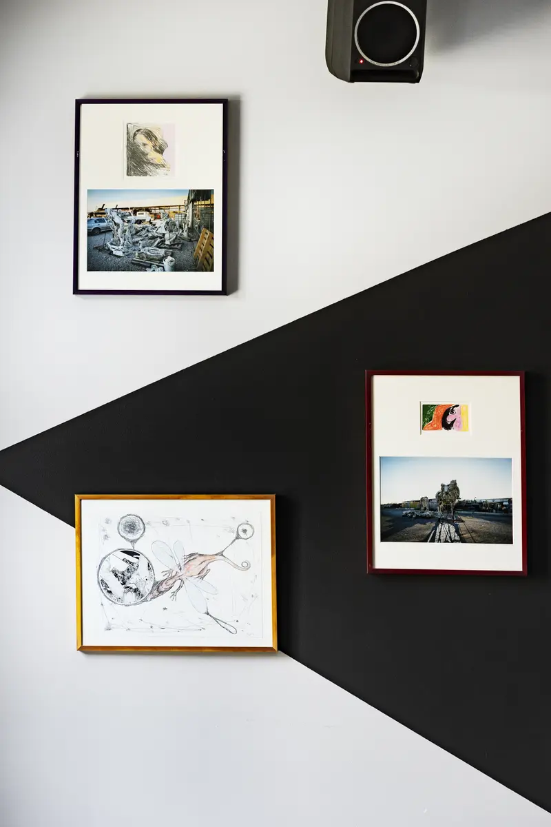 Abstraherte tegninger i sammenstilling med foto, fargesetting og mønster på vegg