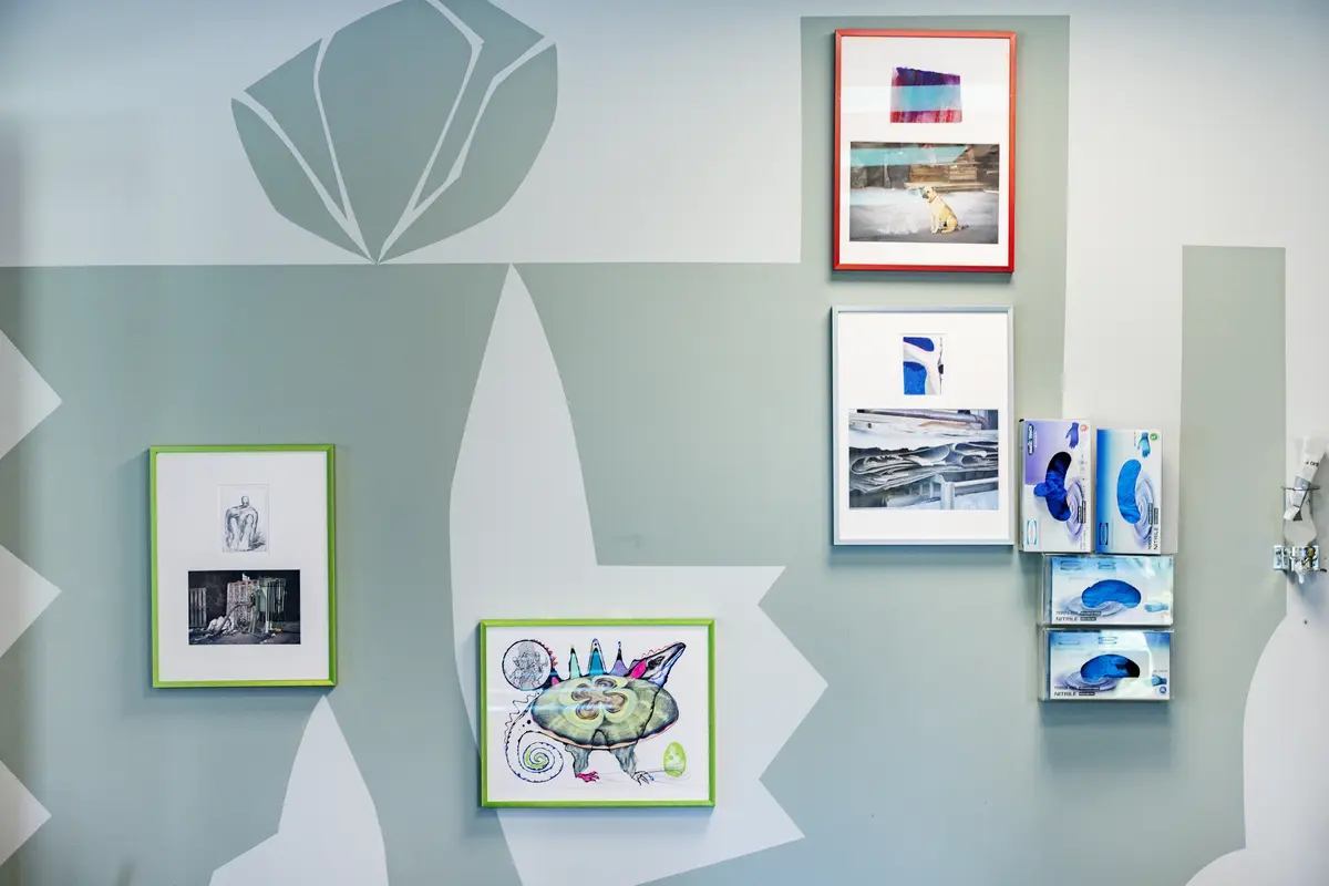 Abstraherte tegninger i sammenstilling med foto, fargesetting og mønster på vegg