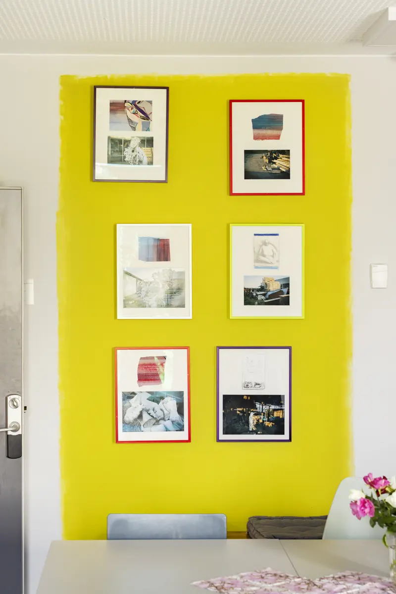 Abstraherte tegninger i sammenstilling med foto, fargesetting og mønster på vegg