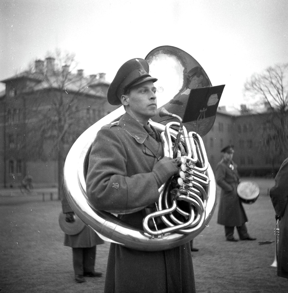 Musikkåren, A 6. Bastuba. Musiksergeant.
