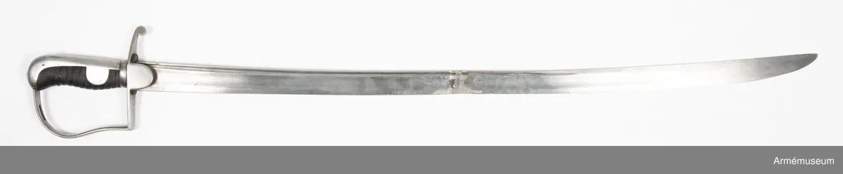 Artillerisabel m/1831 med stålfäste. Märkt: "V A R  2B Nr 57". Klingan avbruten och ihopsvetsad.