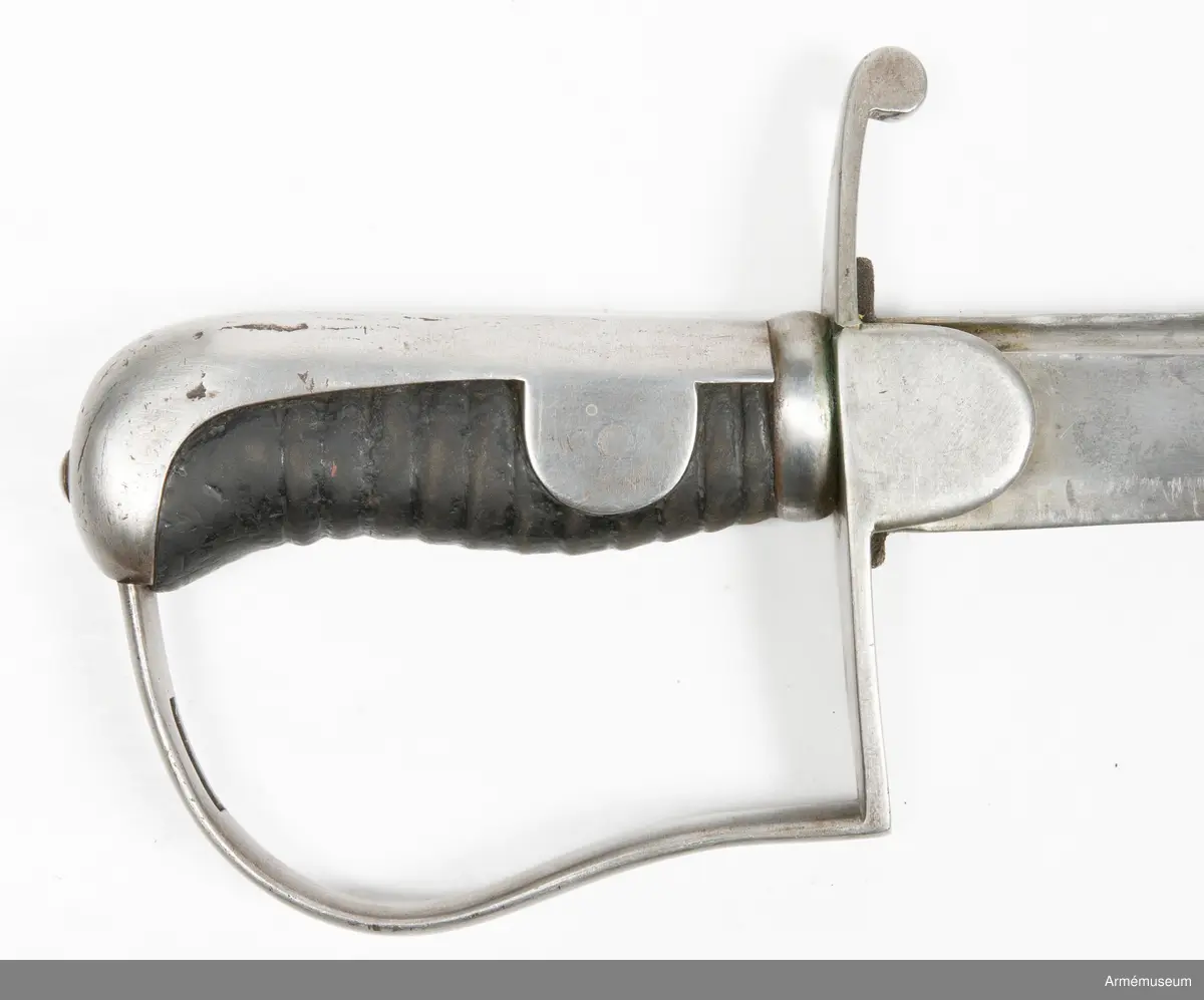 Artillerisabel m/1831 med stålfäste. Märkt: "V A R  2B Nr 57". Klingan avbruten och ihopsvetsad.