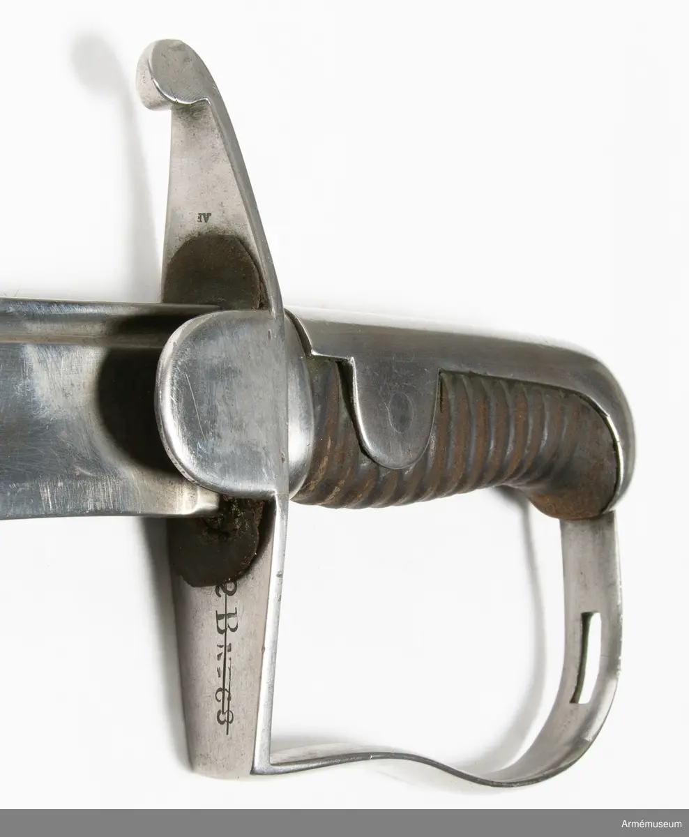 Artillerisabel m/1831 med stålfäste. Märkt "V A R  2B Nr 68".