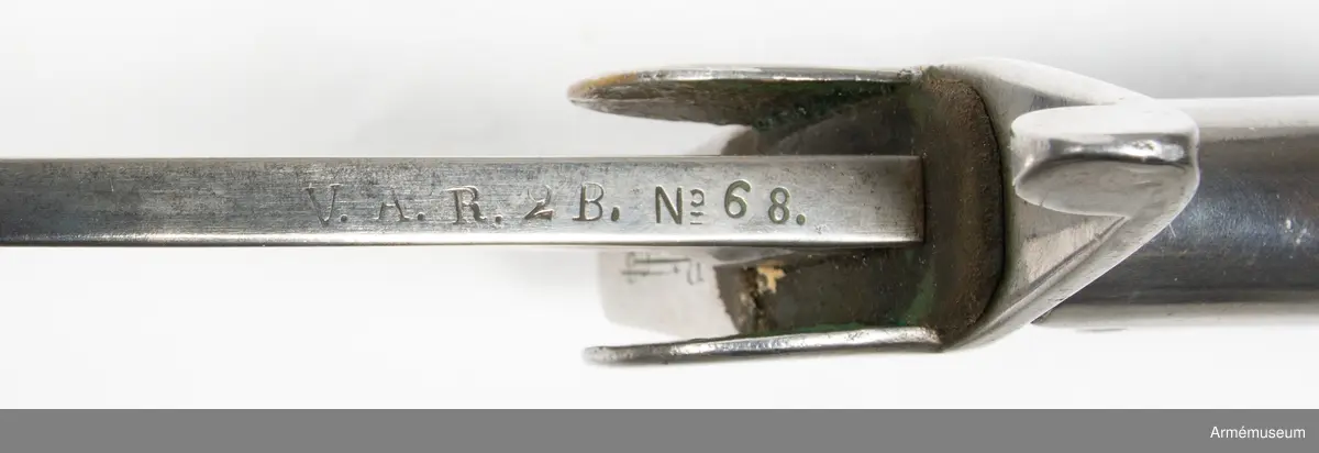Artillerisabel m/1831 med stålfäste. Märkt "V A R  2B Nr 68".