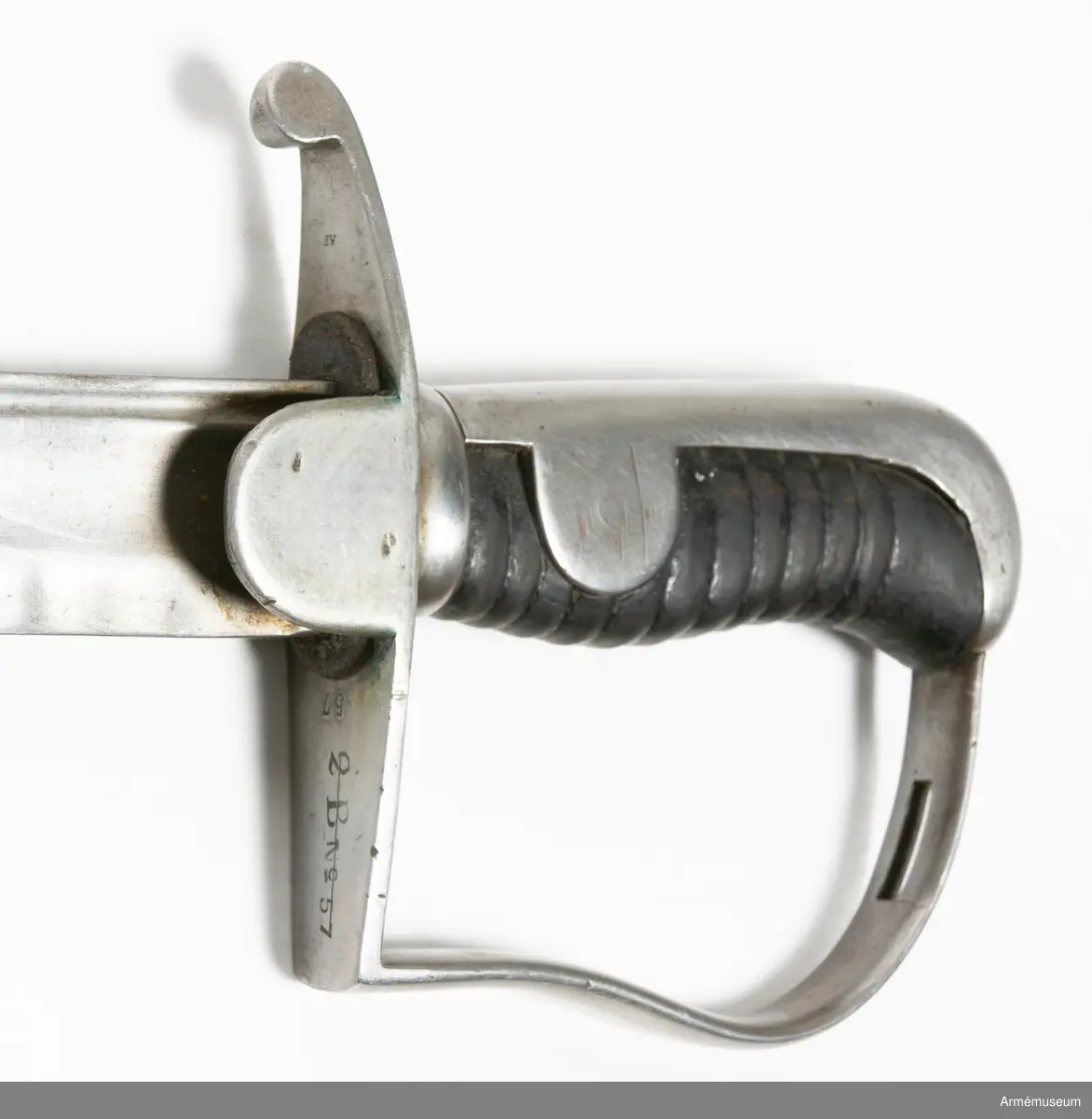 Artillerisabel m/1831 med stålfäste. Märkt: "V A R  2B Nr 57". Klingan avbruten och ihopsvetsad.