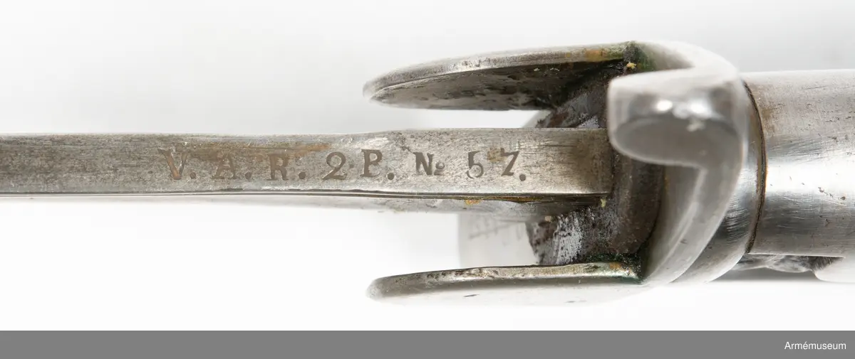 Artillerisabel m/1831 med stålfäste. Märkt: "V A R  2B Nr 57". Klingan avbruten och ihopsvetsad.