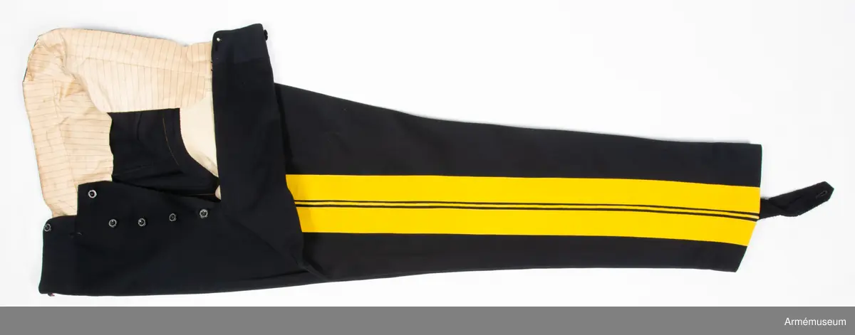 På insidan av slejfen på byxornas baksida finns en etikett med text: "G. U. HEURLIN & Cie 21/12 Stockholm 08 Generalmajor Silverstolpe".