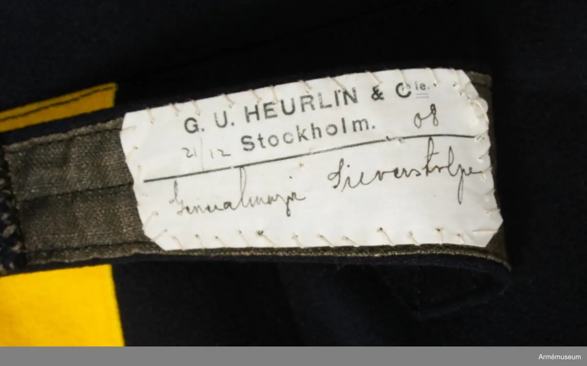 På insidan av slejfen på byxornas baksida finns en etikett med text: "G. U. HEURLIN & Cie 21/12 Stockholm 08 Generalmajor Silverstolpe".