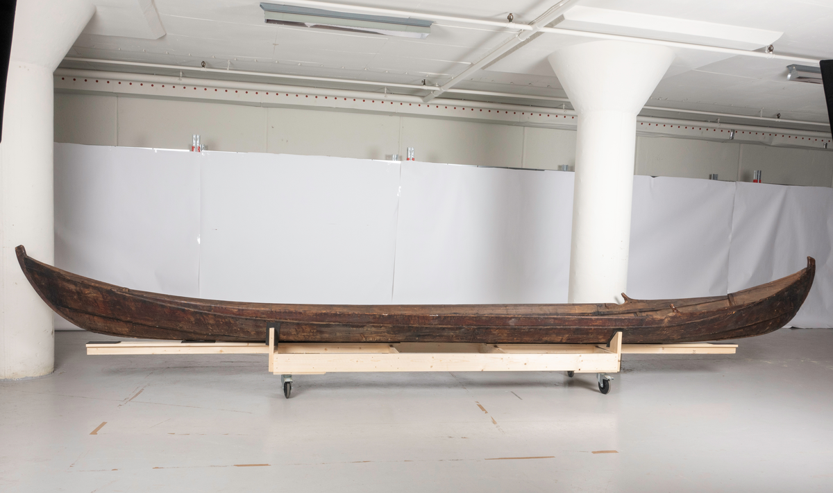 Elvebåt med to årer. Båt A, årer B, C. Bunn D.