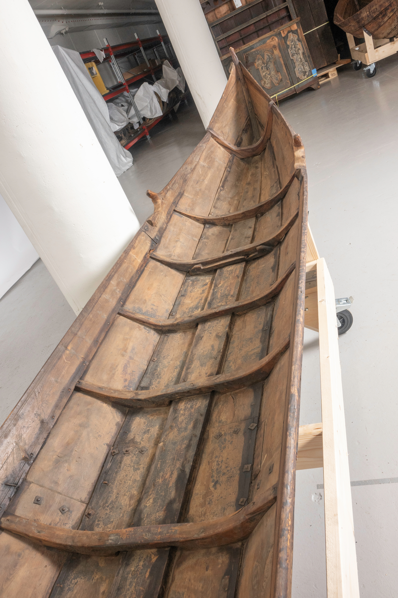 Elvebåt med to årer. Båt A, årer B, C. Bunn D.