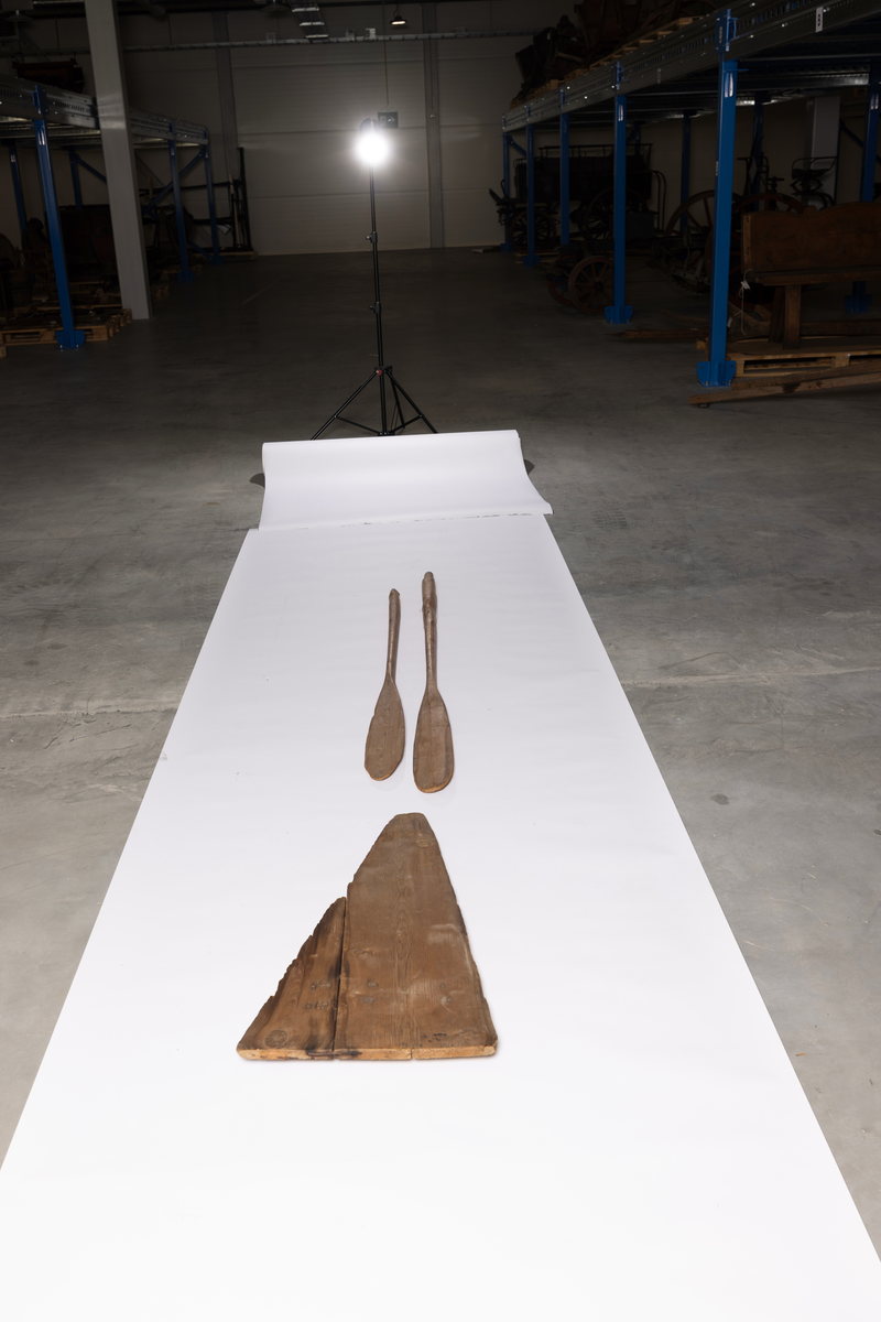 Elvebåt med to årer. Båt A, årer B, C. Bunn D.