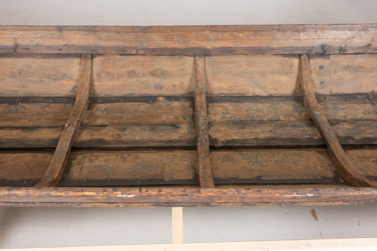 Elvebåt med to årer. Båt A, årer B, C. Bunn D.