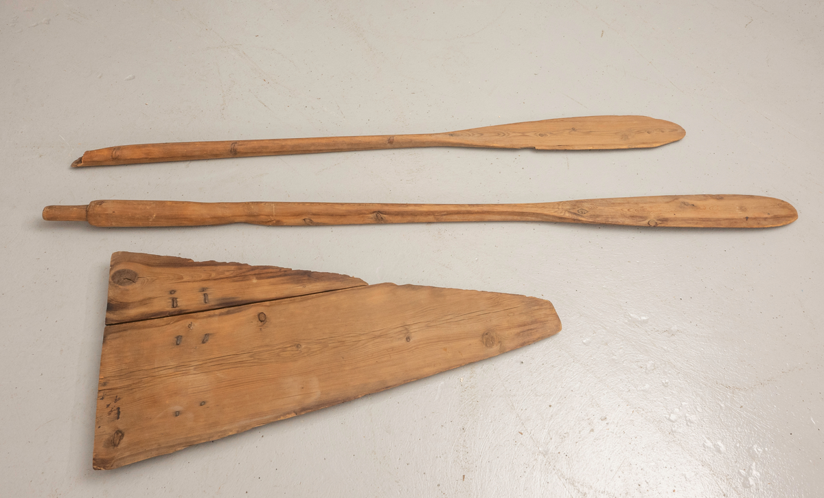 Elvebåt med to årer. Båt A, årer B, C. Bunn D.