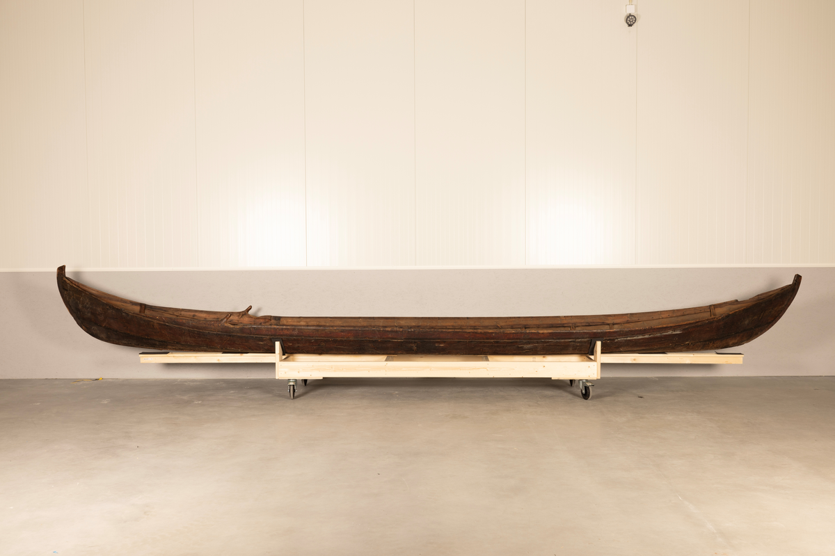 Elvebåt med to årer. Båt A, årer B, C. Bunn D.