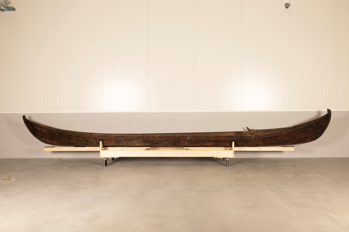 Elvebåt med to årer. Båt A, årer B, C. Bunn D.