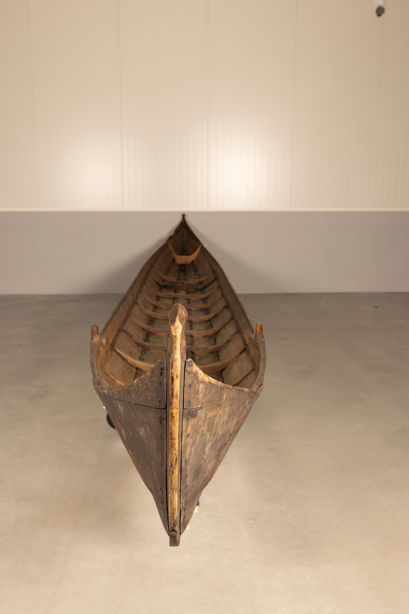 Elvebåt med to årer. Båt A, årer B, C. Bunn D.