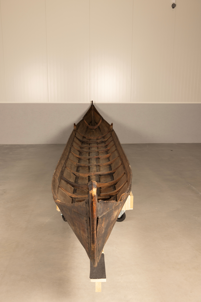 Elvebåt med to årer. Båt A, årer B, C. Bunn D.