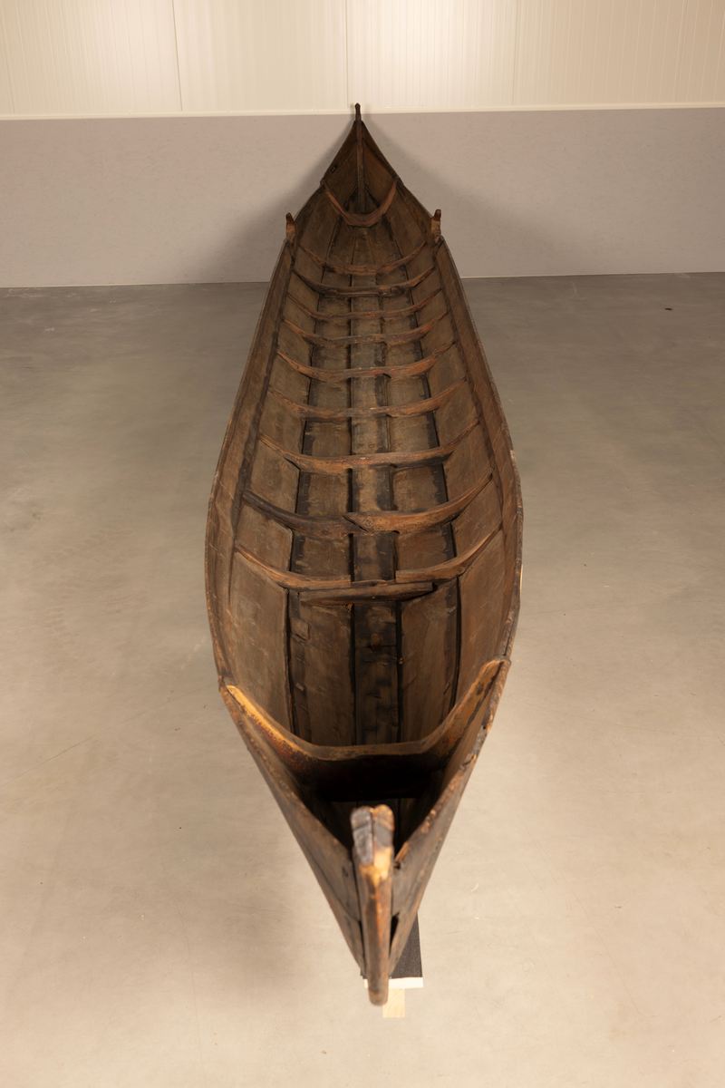 Elvebåt med to årer. Båt A, årer B, C. Bunn D.