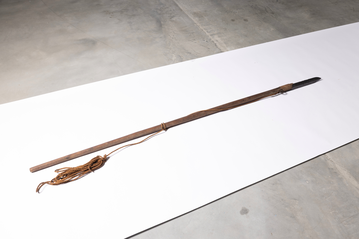 Elvebåt med to årer. Båt A, årer B, C. Bunn D.