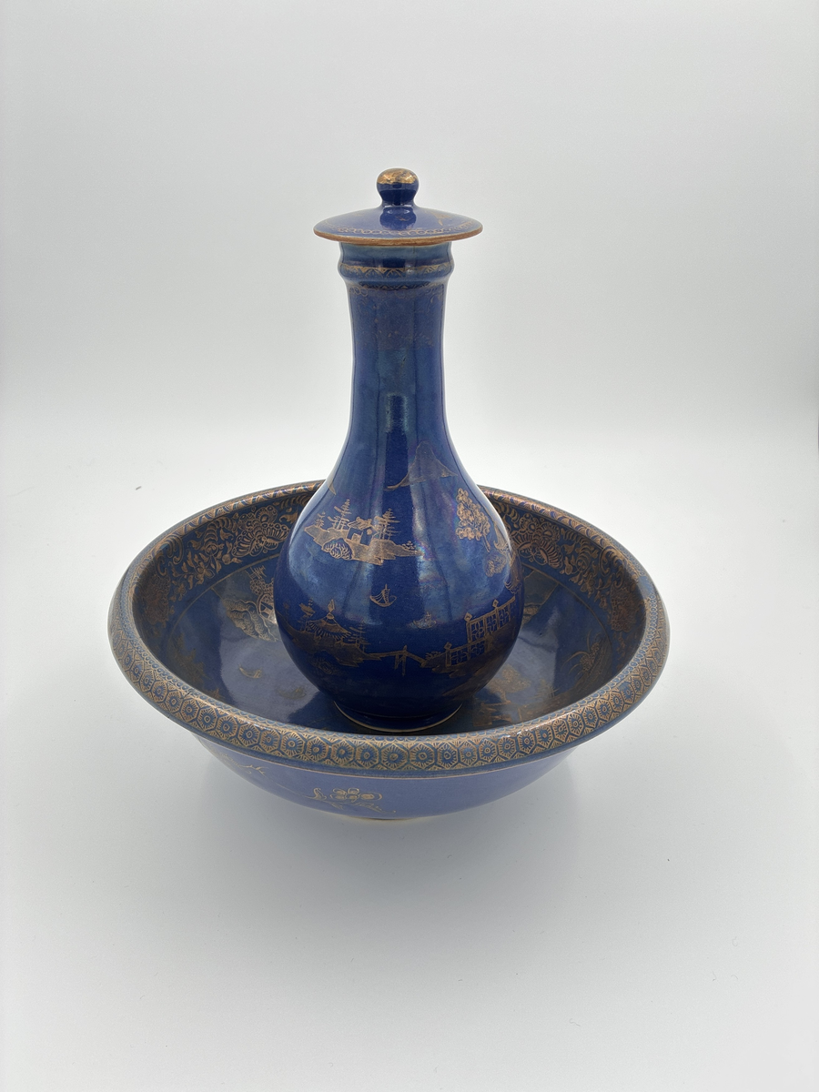 Tvättfat och kanna med lock. Porslin med blå bottenglasyr och kinesisk dekor i guld.