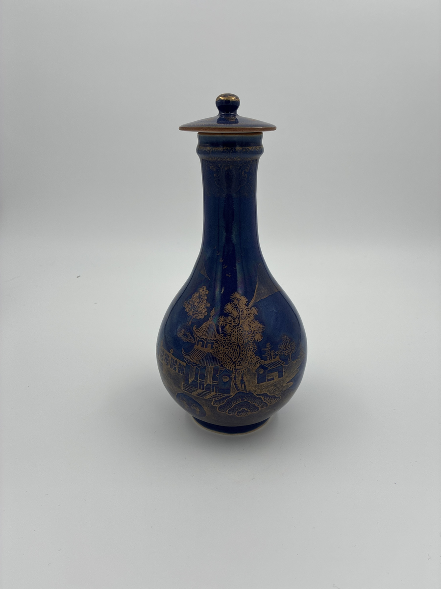 Tvättfat och kanna med lock. Porslin med blå bottenglasyr och kinesisk dekor i guld.