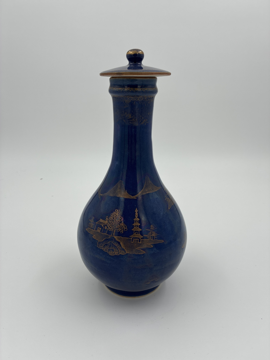 Tvättfat och kanna med lock. Porslin med blå bottenglasyr och kinesisk dekor i guld.