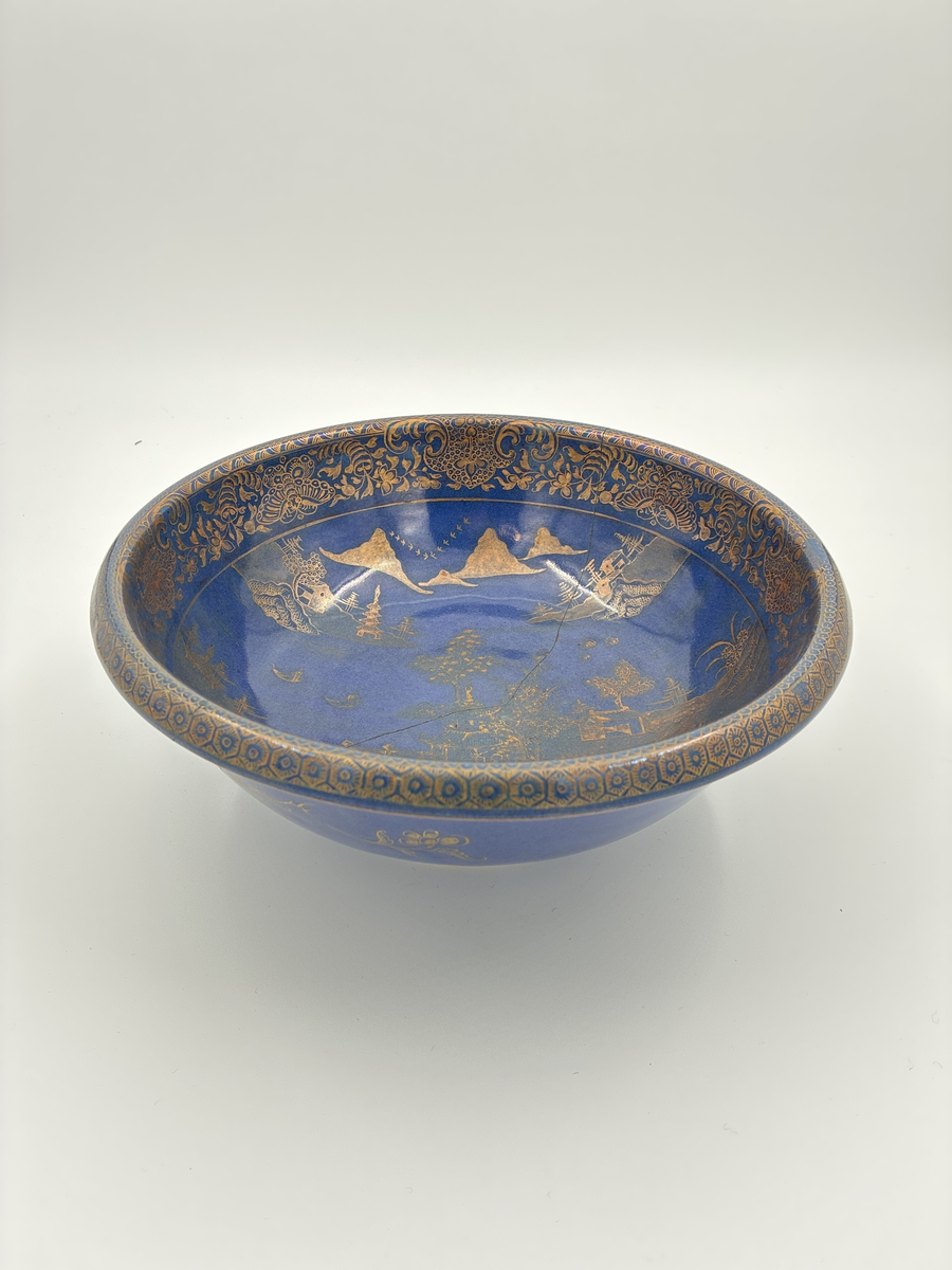 Tvättfat och kanna med lock. Porslin med blå bottenglasyr och kinesisk dekor i guld.