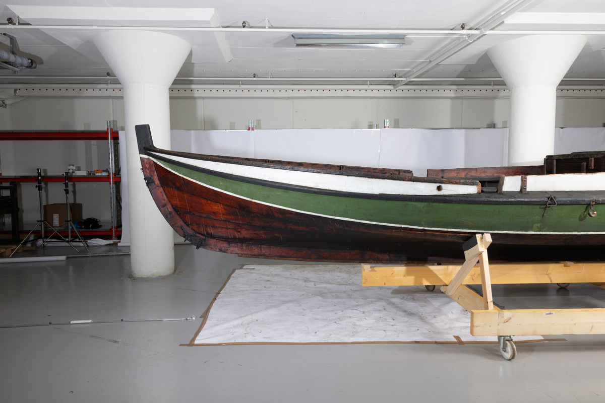 Firing fra Åfjord. Medfølger mast med råseil, kahytt på midten med jernovn, 4 årer mrk. 4235 A-C, ror m. styrvol mrk. 4235 G.