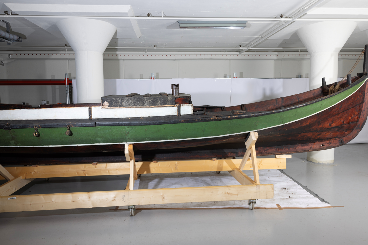 Firing fra Åfjord. Medfølger mast med råseil, kahytt på midten med jernovn, 4 årer mrk. 4235 A-C, ror m. styrvol mrk. 4235 G.