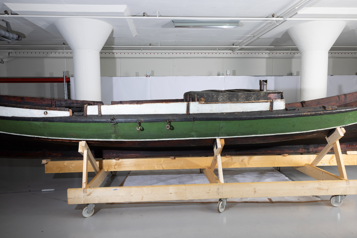 Firing fra Åfjord. Medfølger mast med råseil, kahytt på midten med jernovn, 4 årer mrk. 4235 A-C, ror m. styrvol mrk. 4235 G.