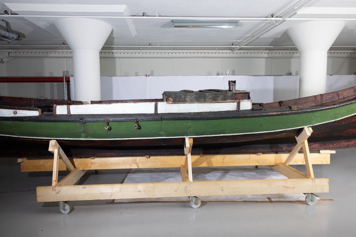 Firing fra Åfjord. Medfølger mast med råseil, kahytt på midten med jernovn, 4 årer mrk. 4235 A-C, ror m. styrvol mrk. 4235 G.