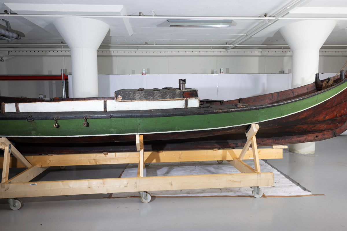 Firing fra Åfjord. Medfølger mast med råseil, kahytt på midten med jernovn, 4 årer mrk. 4235 A-C, ror m. styrvol mrk. 4235 G.