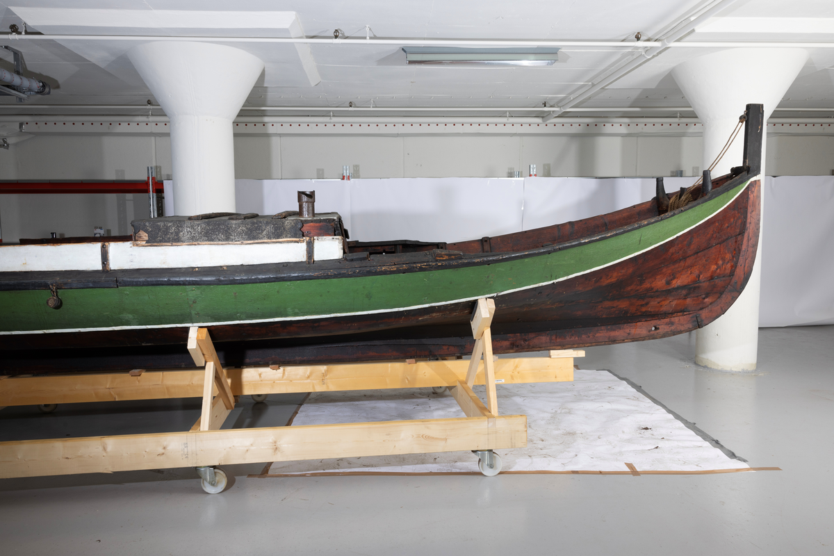 Firing fra Åfjord. Medfølger mast med råseil, kahytt på midten med jernovn, 4 årer mrk. 4235 A-C, ror m. styrvol mrk. 4235 G.