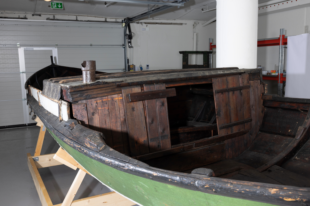 Firing fra Åfjord. Medfølger mast med råseil, kahytt på midten med jernovn, 4 årer mrk. 4235 A-C, ror m. styrvol mrk. 4235 G.