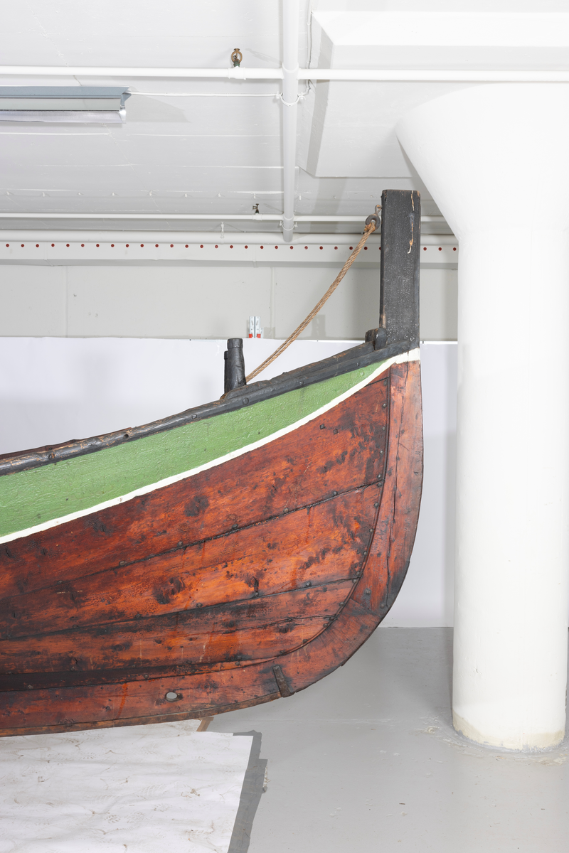 Firing fra Åfjord. Medfølger mast med råseil, kahytt på midten med jernovn, 4 årer mrk. 4235 A-C, ror m. styrvol mrk. 4235 G.