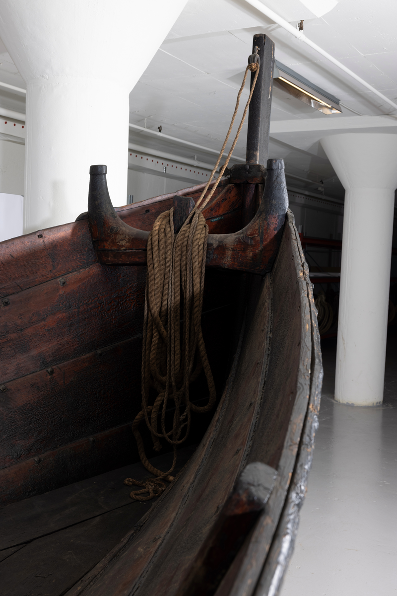 Firing fra Åfjord. Medfølger mast med råseil, kahytt på midten med jernovn, 4 årer mrk. 4235 A-C, ror m. styrvol mrk. 4235 G.