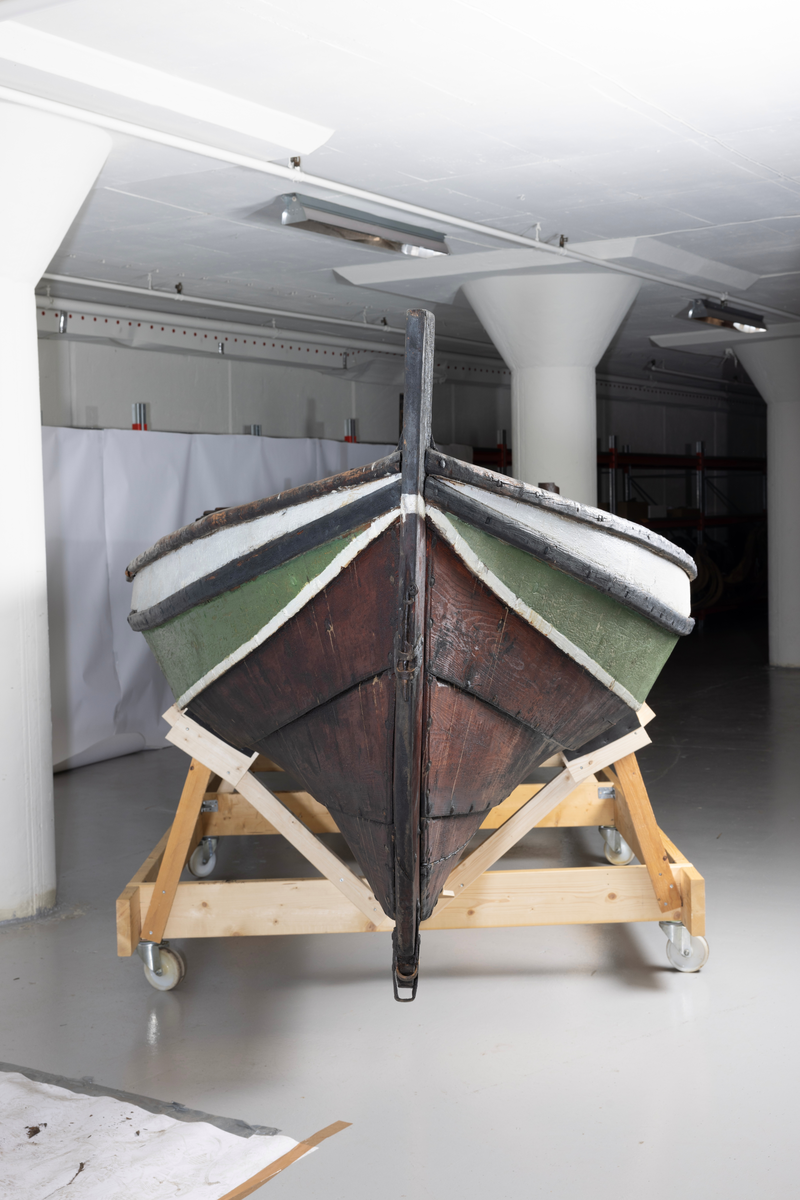 Firing fra Åfjord. Medfølger mast med råseil, kahytt på midten med jernovn, 4 årer mrk. 4235 A-C, ror m. styrvol mrk. 4235 G.