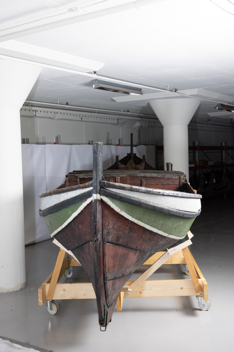 Firing fra Åfjord. Medfølger mast med råseil, kahytt på midten med jernovn, 4 årer mrk. 4235 A-C, ror m. styrvol mrk. 4235 G.