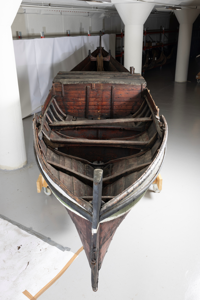 Firing fra Åfjord. Medfølger mast med råseil, kahytt på midten med jernovn, 4 årer mrk. 4235 A-C, ror m. styrvol mrk. 4235 G.