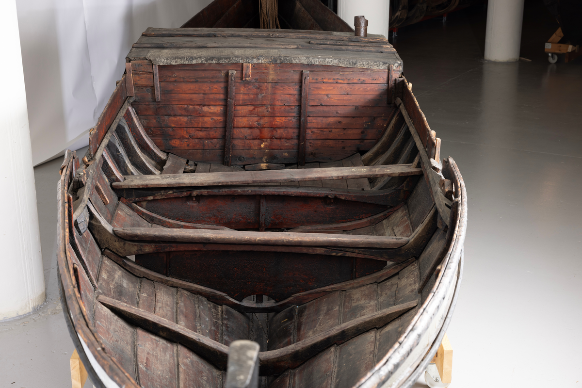 Firing fra Åfjord. Medfølger mast med råseil, kahytt på midten med jernovn, 4 årer mrk. 4235 A-C, ror m. styrvol mrk. 4235 G.