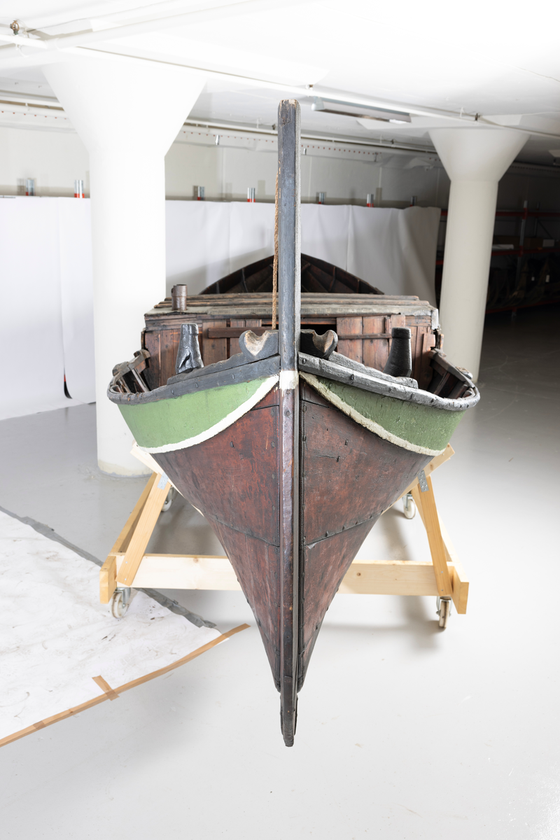 Firing fra Åfjord. Medfølger mast med råseil, kahytt på midten med jernovn, 4 årer mrk. 4235 A-C, ror m. styrvol mrk. 4235 G.